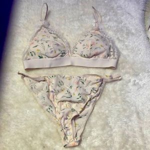H&M bra and panty set. Size small.